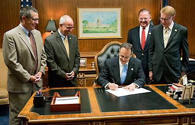 KAIA’s Executive Director Dave Tatman, Kentucky State Representative Jim DeCesare, KAIA board member Kurt Krug of INOAC USA, Inc. and Speaker Jody Richards join Kentucky Governor Matt Bevin as he signs the order creating the first-ever legisla¬tive automotive caucus in the Commonwealth.