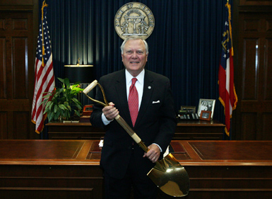 Georgia Governor Nathan Deal shows off the state’s Gold Shovel in the 5+ to 10 million population category.