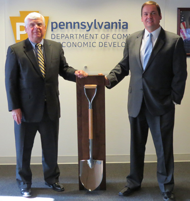 Pennsylvania Secretary C. Alan Walker (left) and Executive Deputy Secretary Rich Hudic (right) of the Department of Community and Economic Development display the state’s Silver Shovel in the 10+ million population category.