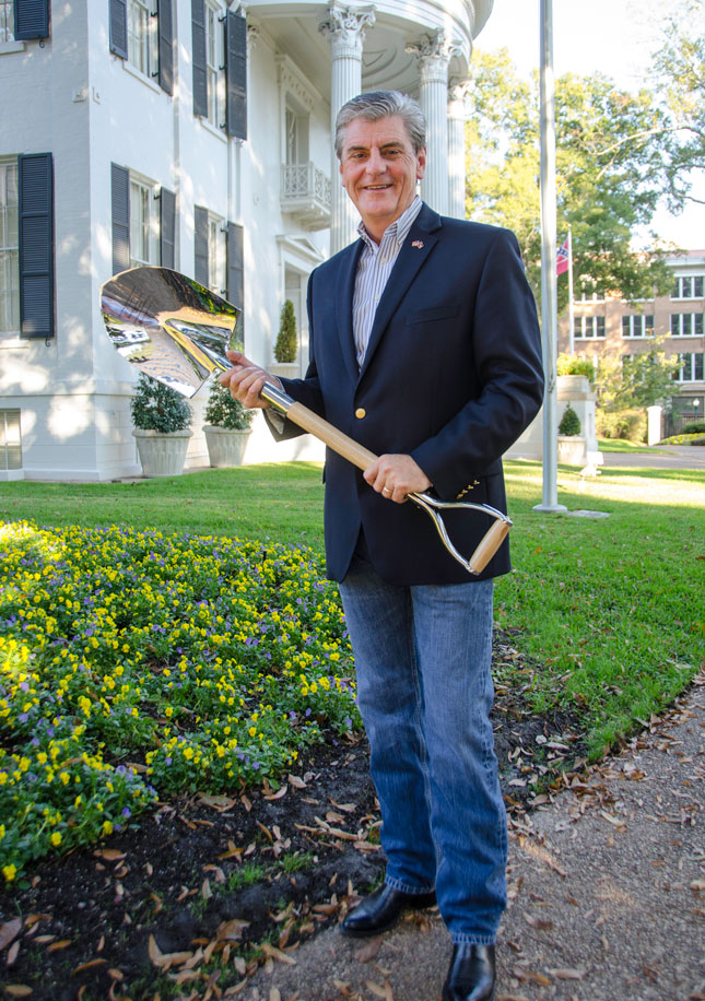 Figure 6: Mississippi’s Silver Shovel award is raised by Governor Phil Bryant.