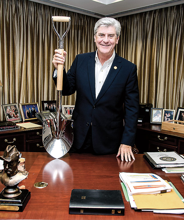 Figure 11: Phil Bryant,Governor of Mississippi, holds his state’s Silver Shovel award.