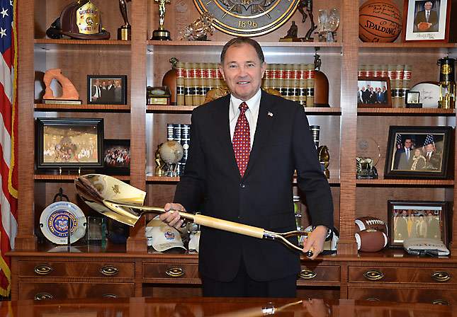 Figure 10: Utah Governor Gary Herbert with the Silver Shovel award his state received this year.