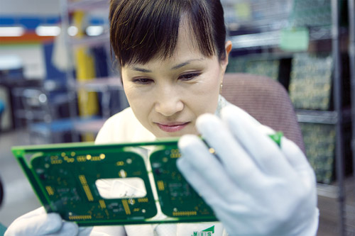 Canada has hundreds of thousands of STEM degree holders. According to research by Randstad, in Toronto there are more than 44,000 engineering candidates averaging 32 applicants per job.